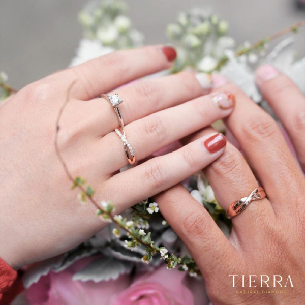 Nhẫn cầu hôn và nhẫn cưới cùng có thể đeo cùng nhau ở ngón áp út